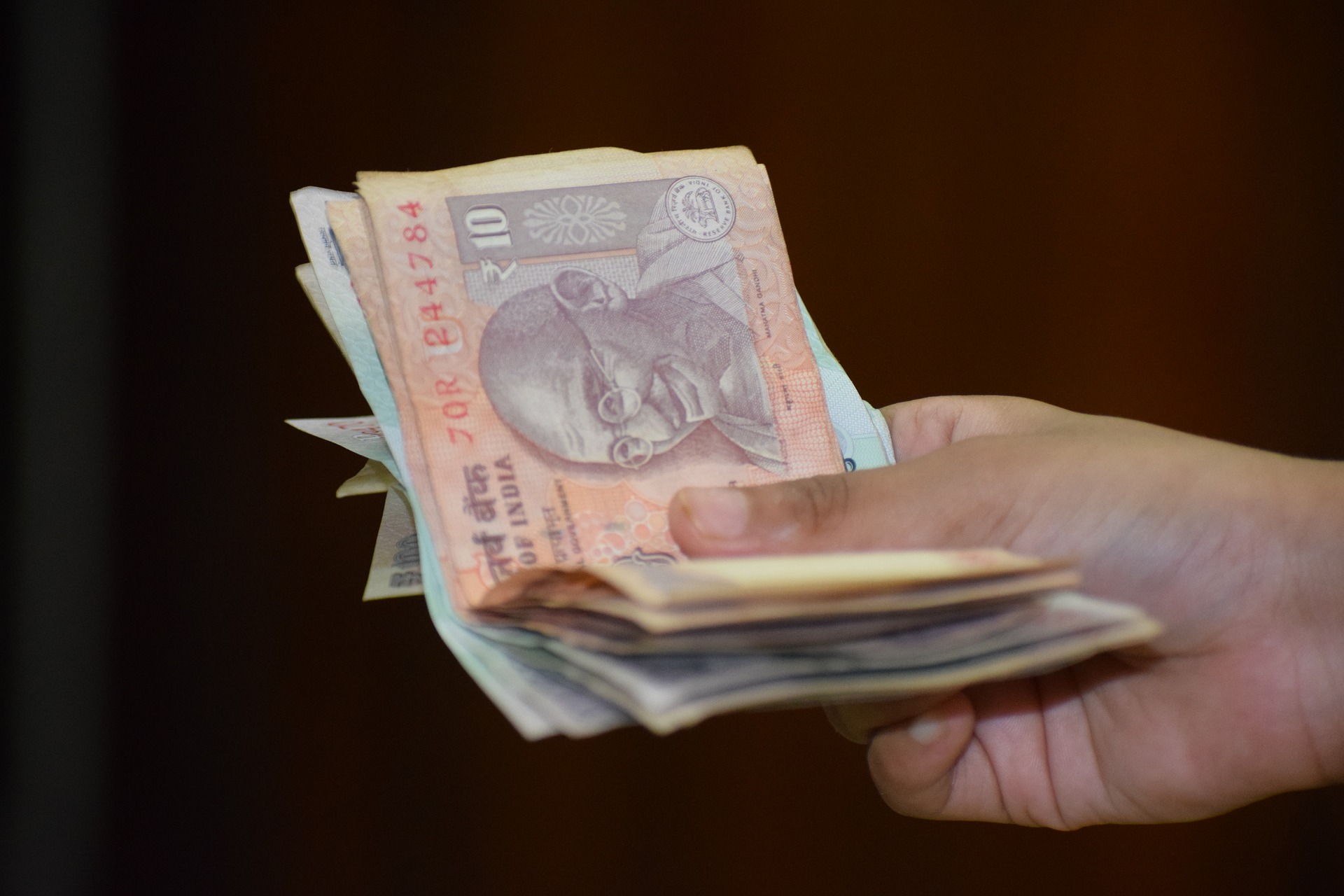 El dinero se da con la mano derecha Lo que la India me enseñó
