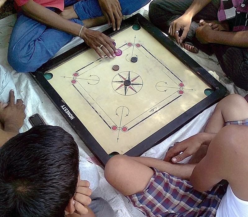 Juego De Carrom Oriental Philos – Tabla De Madera De Haya De 73x73 Cm, Ideal Para 2 Jugadores, Perfecto Para Tardes De Juego En Familia